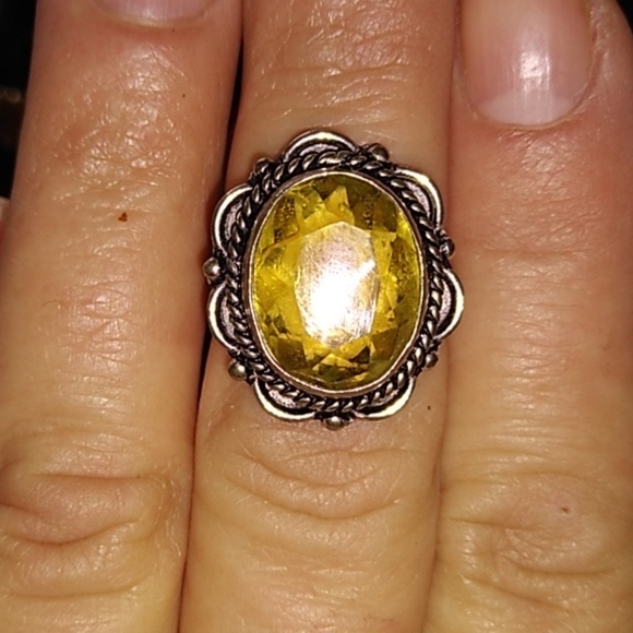 unknown Jewelry - Yellow citrine colored ring in silvertone setting